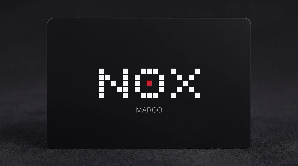 Una card nera di Nox con il logo pixel